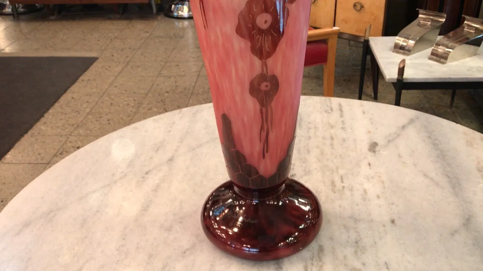 إناء زجاجي قديم موقّع Le Verre بلون وردي.