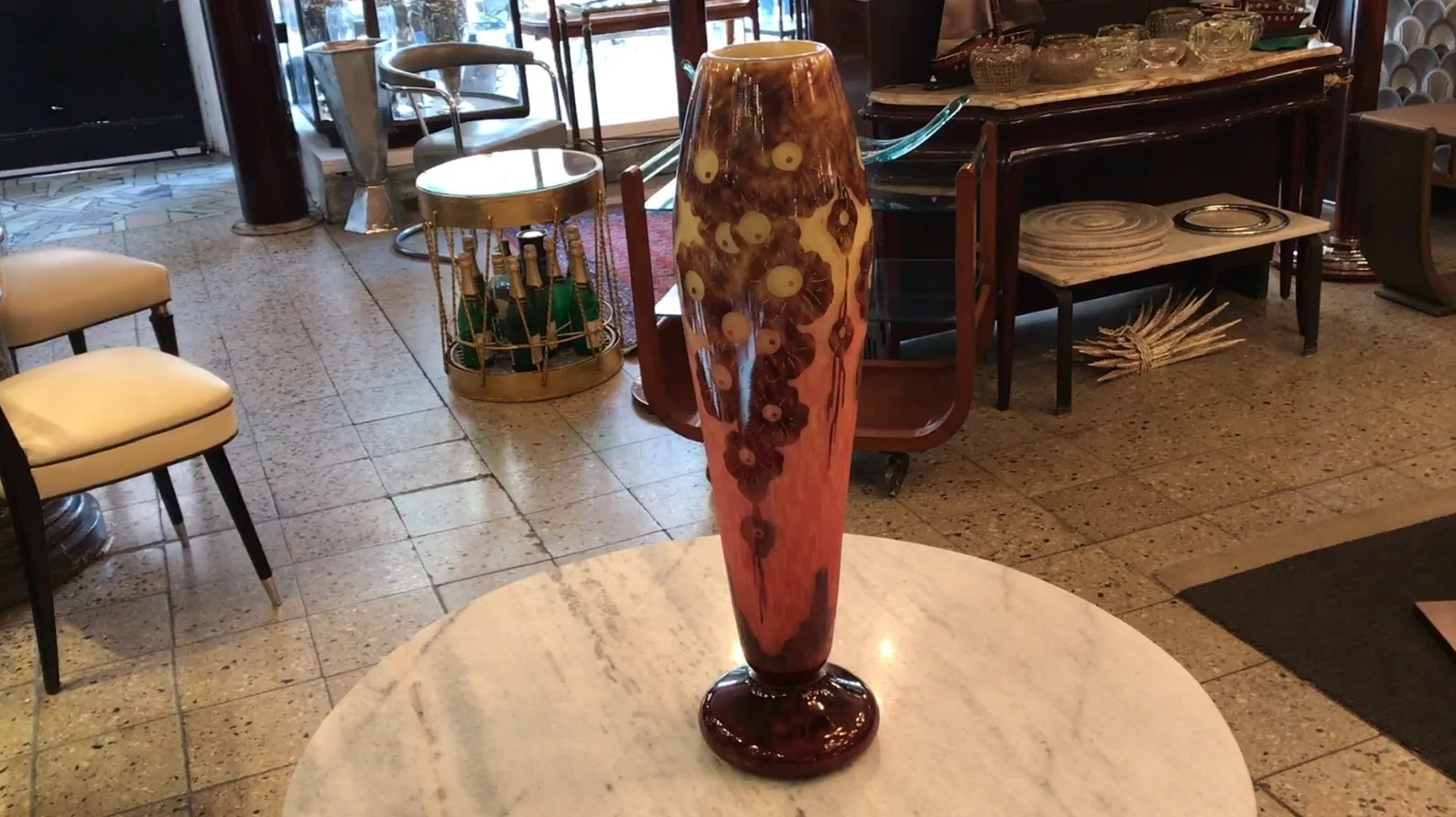 Vaso antico in vetro firmato Le Verre con decorazioni floreali.