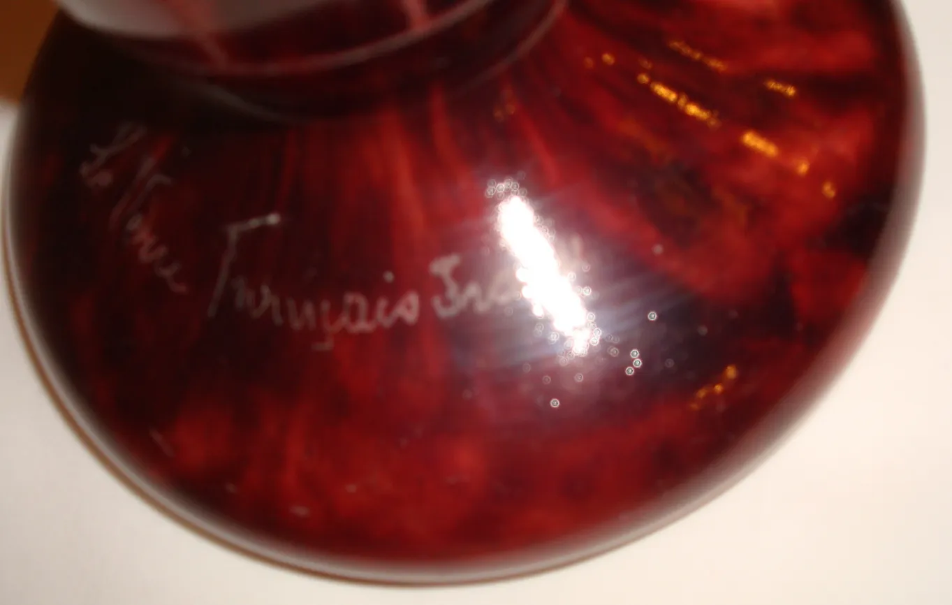 Antikes signiertes Glas mit elegantem rot-goldenem Design