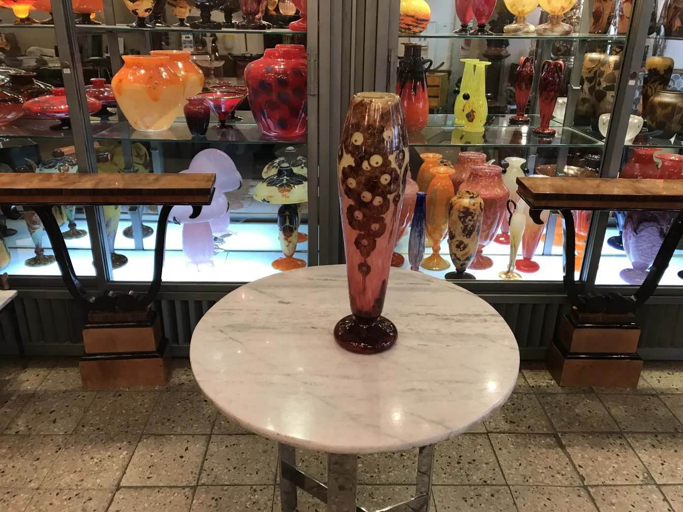 古董装饰性花瓶，签名玻璃Le Verre，带有五彩斑斓的图案。