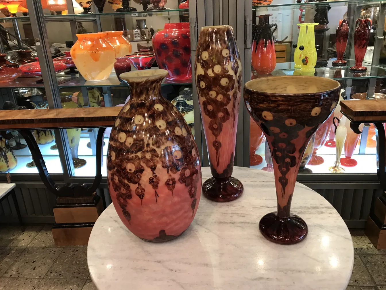 Три вазы из подписанного стекла le verre в яркой антикварной обстановке.