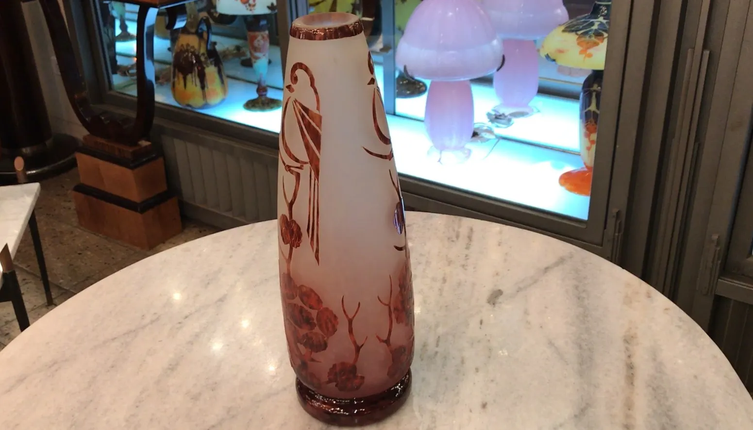 Antigüedad de vidrio firmado Le Verre con decoraciones florales