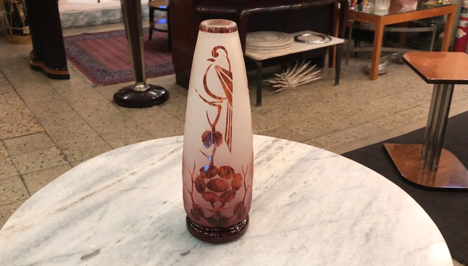 زجاجة قديمة موقعة le verre بتصميم زهري