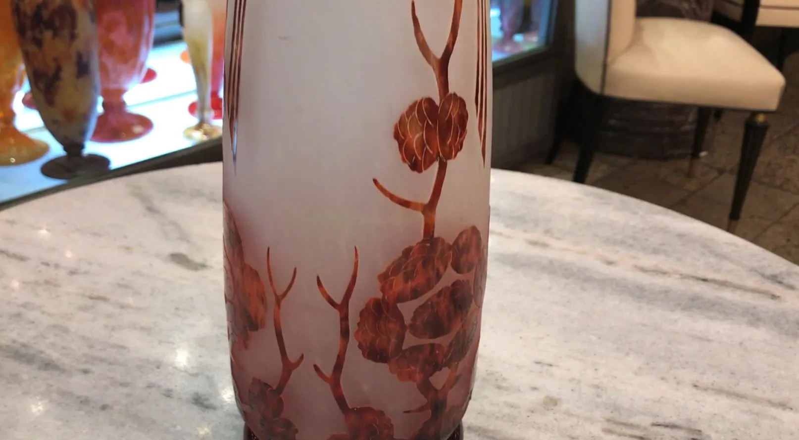 تحف زجاج موقّع le verre مع زخرفة زهور على خلفية فاتحة