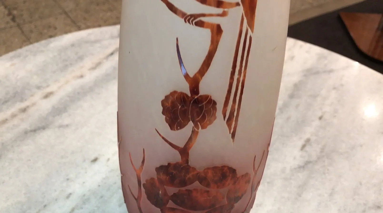 サイン入りガラスに茶色の花模様が描かれ、明るい背景。完璧な状態のアンティーク。