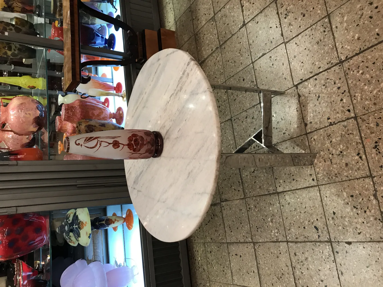 vase decorativo in vetro firmato le verre con motivi floreali, esposto in un ambiente elegante.