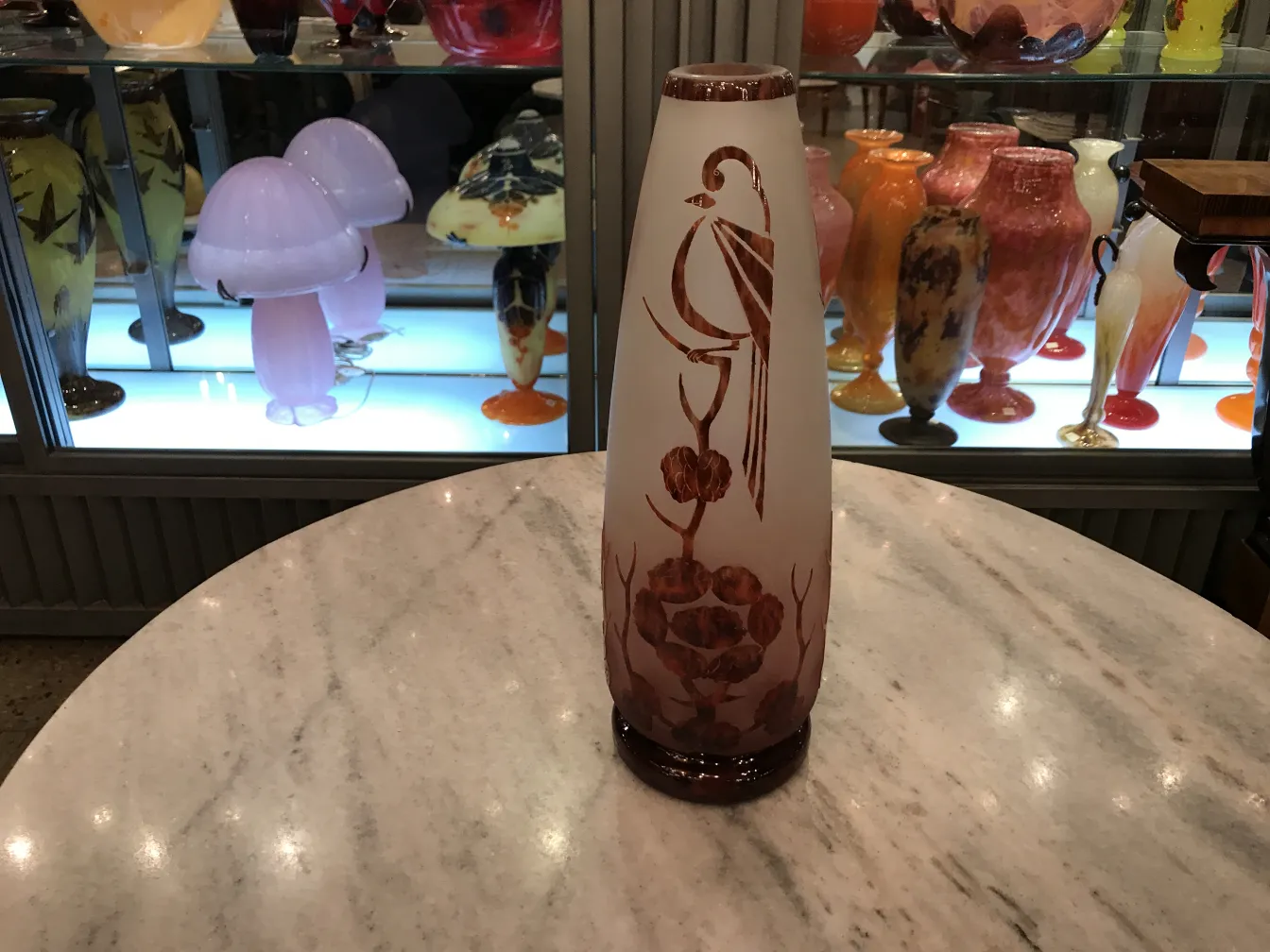 زجاج موقّع Le Verre بتصاميم زهرية، خلفية داكنة