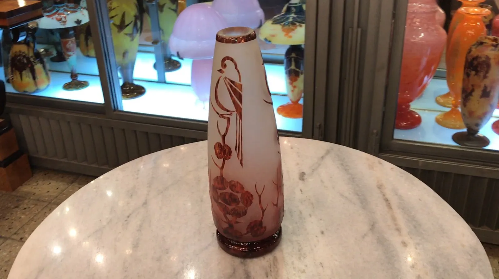 Античное подписанное стекло Le Verre французский с цветочным узором в элегантной обстановке.