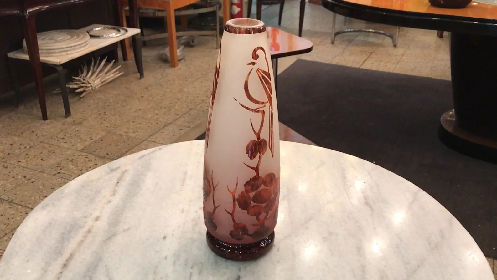 Vidro assinado le verre com decoração floral em tons quentes.