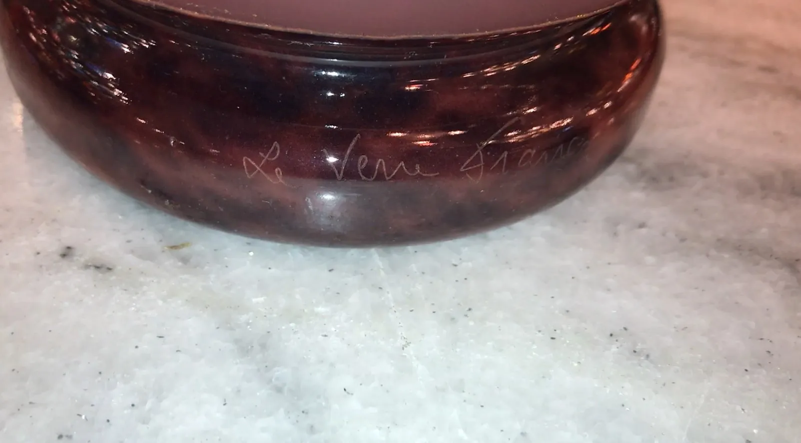 vidrio firmado con detalles sutiles, antigüedad única