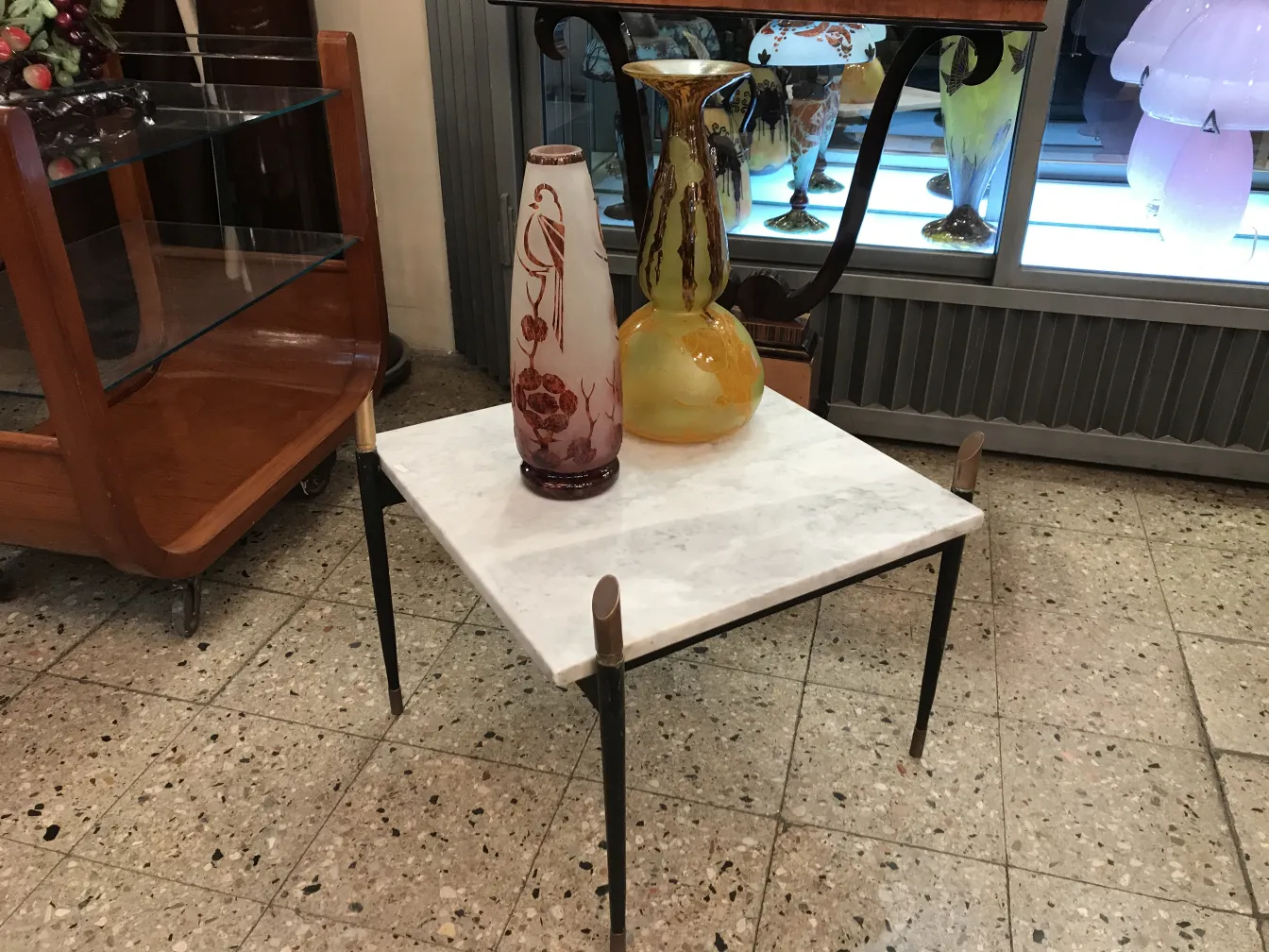 Verre signé Le Verre sur une table avec des vases décoratifs