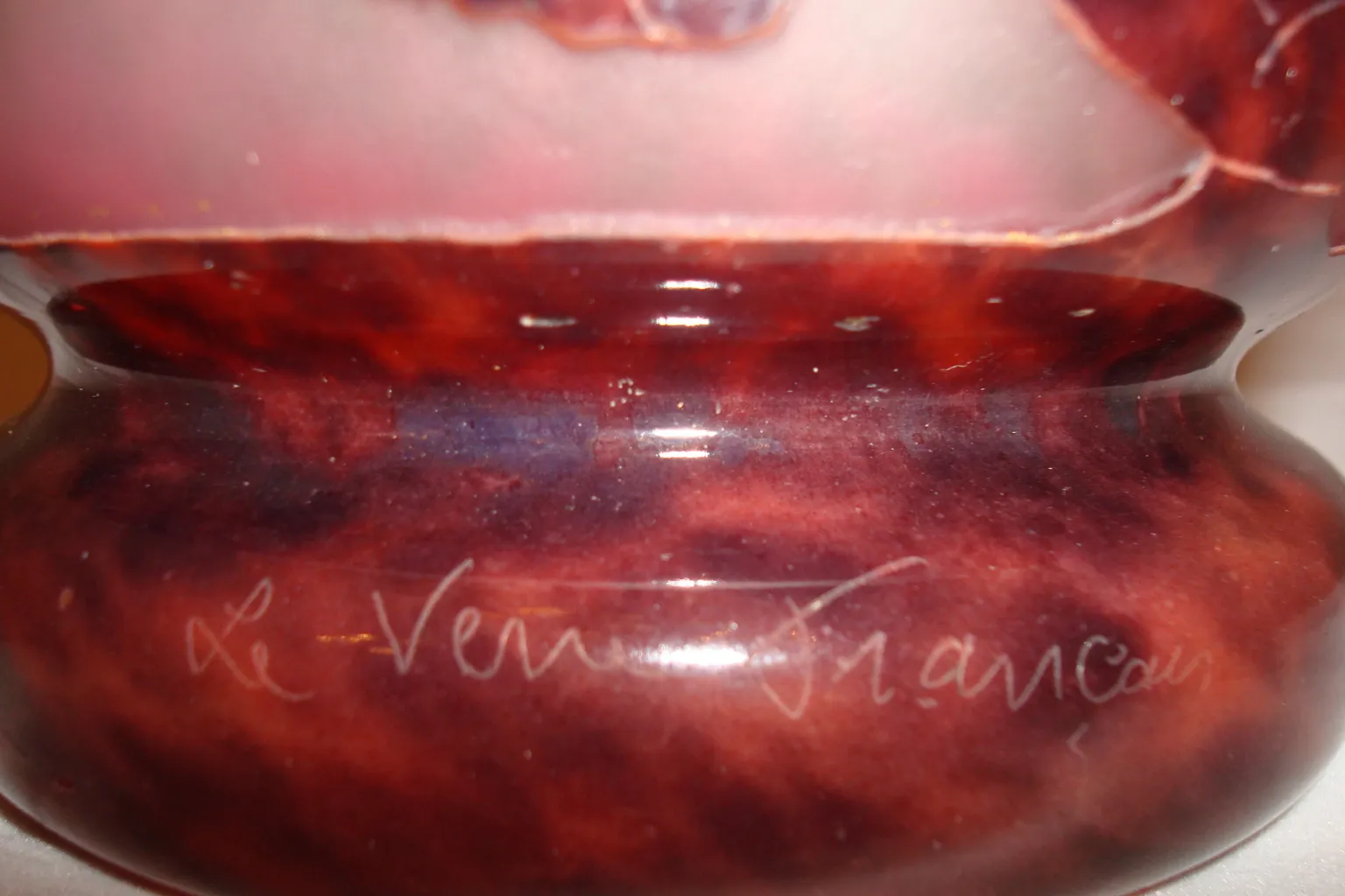 Verre ancien signé avec le nom Le Verre à la base.