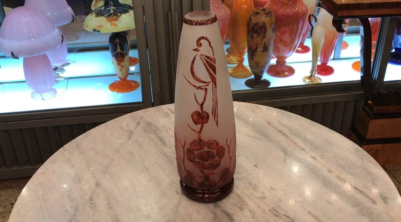 古董花瓶上有红色鸟类和花卉设计