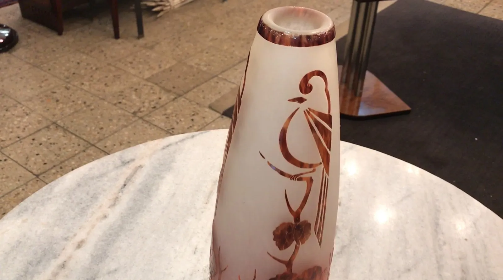 زجاج موقّع قديم بتصميم مزخرف