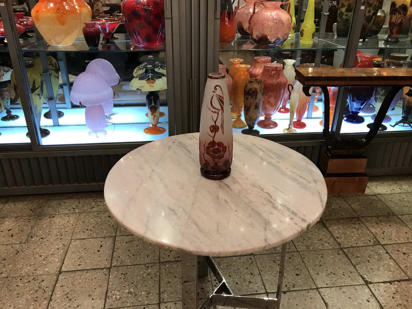 Antiguo vidro assinado Le Verre com decoração floral