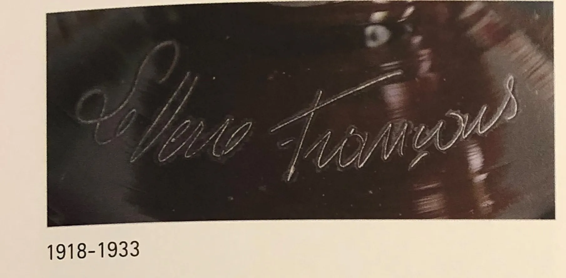 Verre avec signature, détail de design ancien.