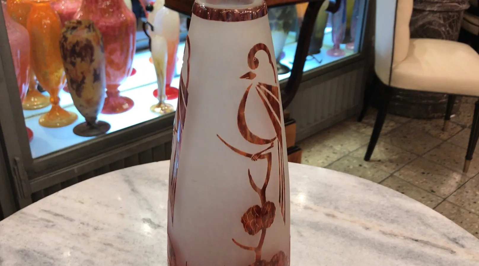 Vetro firmato Le Verre con design floreale antico, dettagli rossi