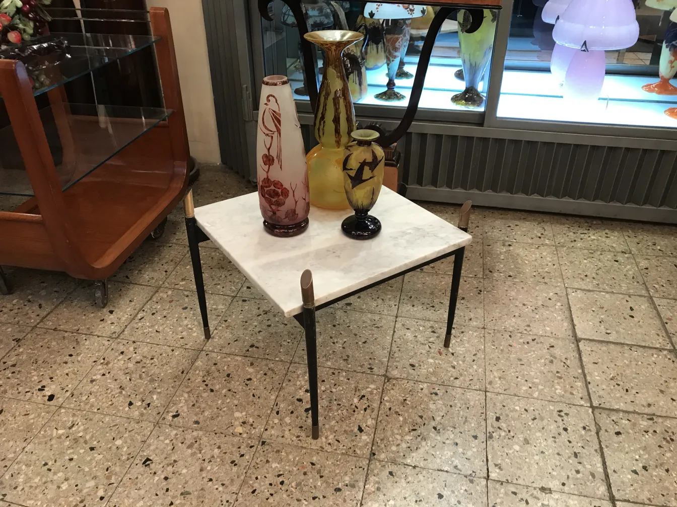 زجاج موقّع Le Verre مع ديكور على الطاولة.