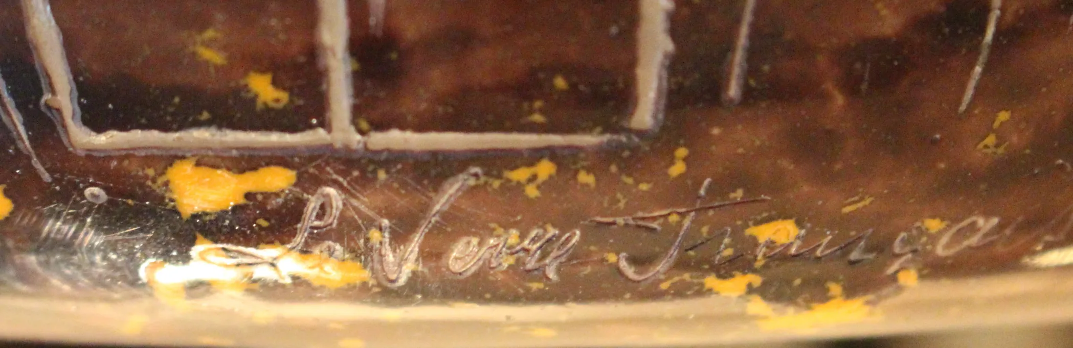 古董签名玻璃Le Verre，背景较暗