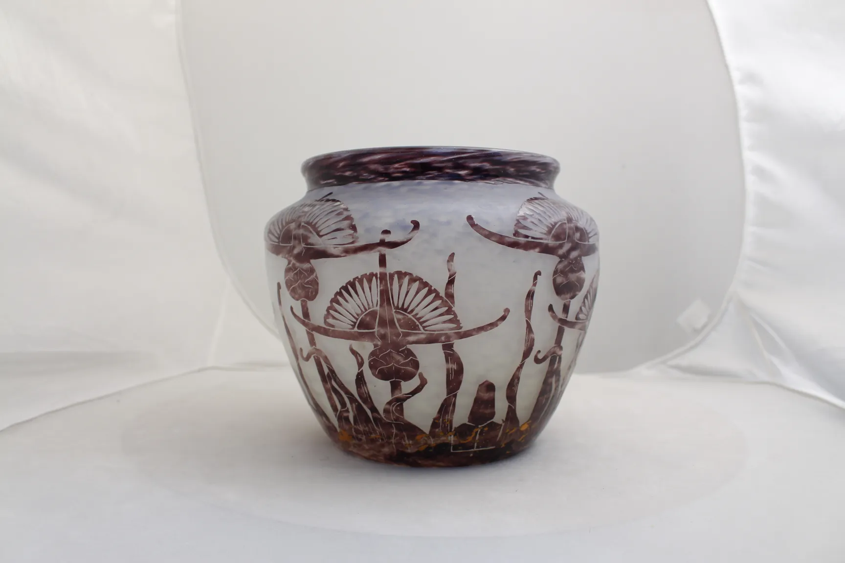 Jarra antigua de vidrio con diseño grabado, ambiente neutral.