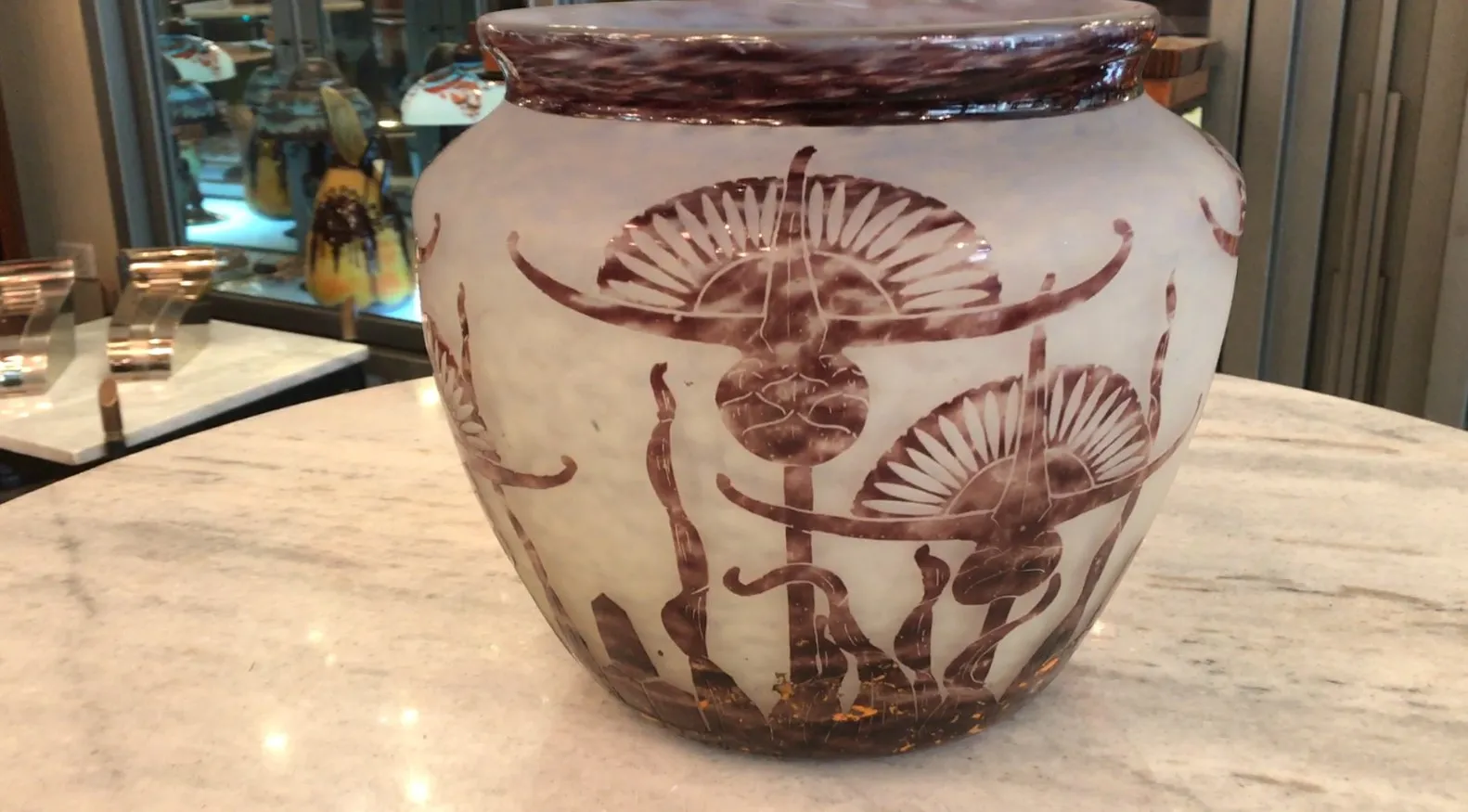 Antikes signiertes Glas Le Verre mit Blumenmotiven.