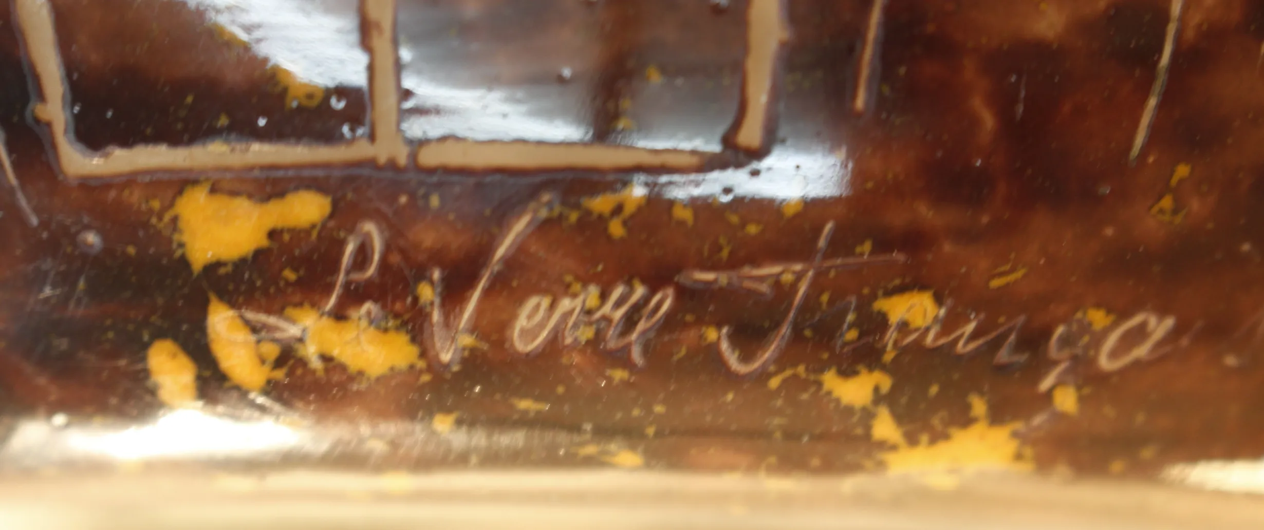 verre ancien signé Le Verre avec des détails dorés