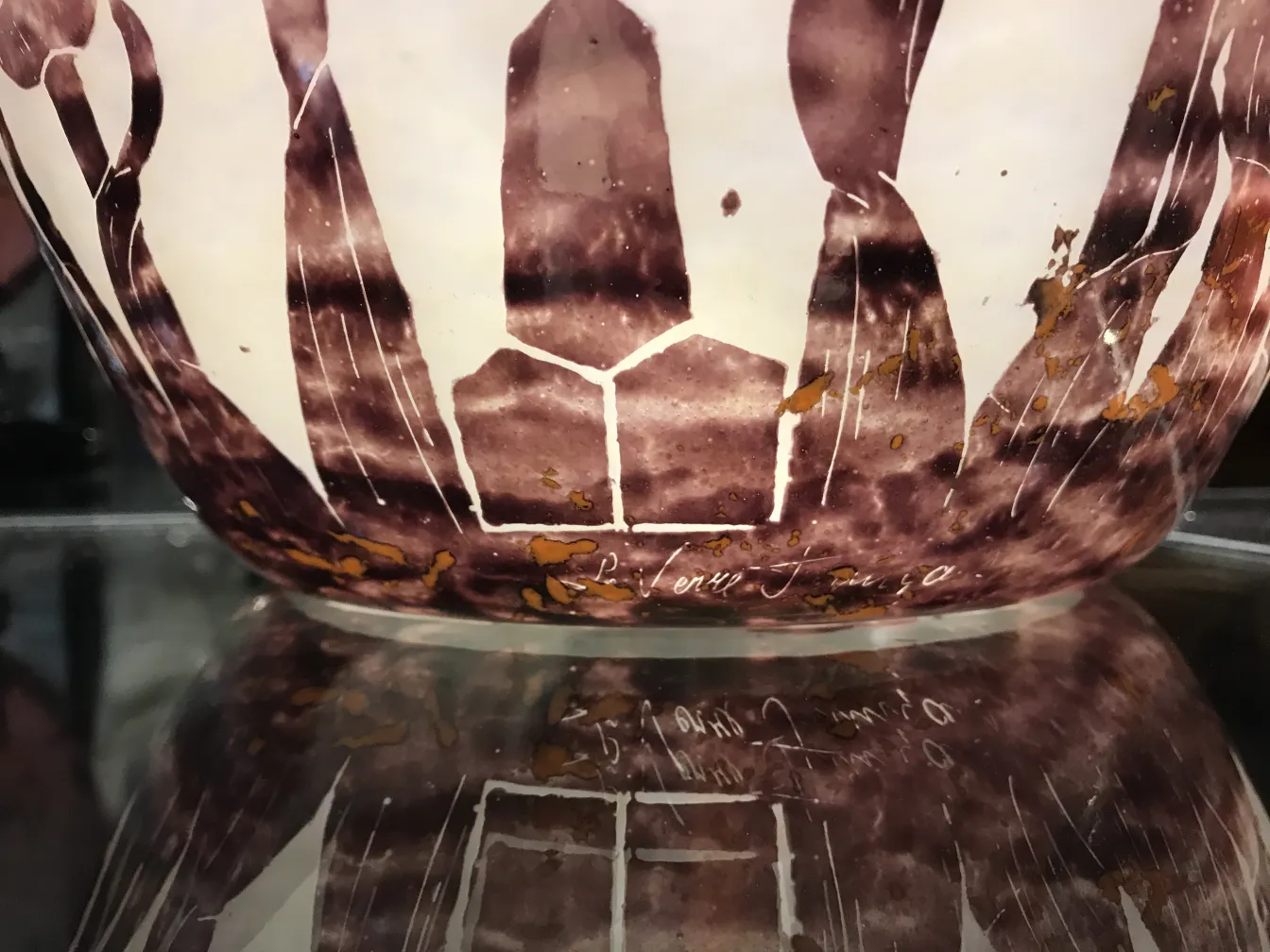 Vidro antigo assinado Le Verre em tons de marrom e creme.