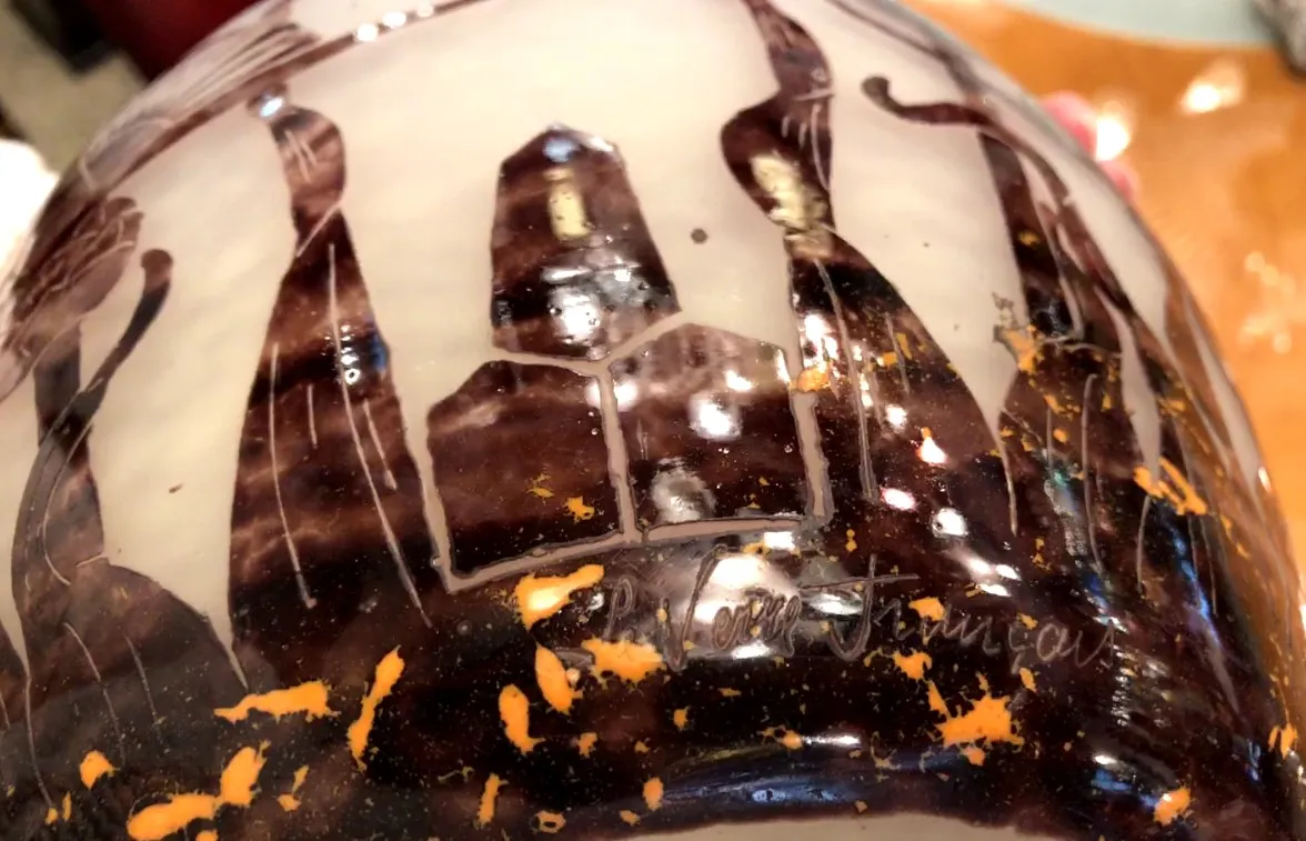 vidro antigo assinado le verre em um fundo decorativo