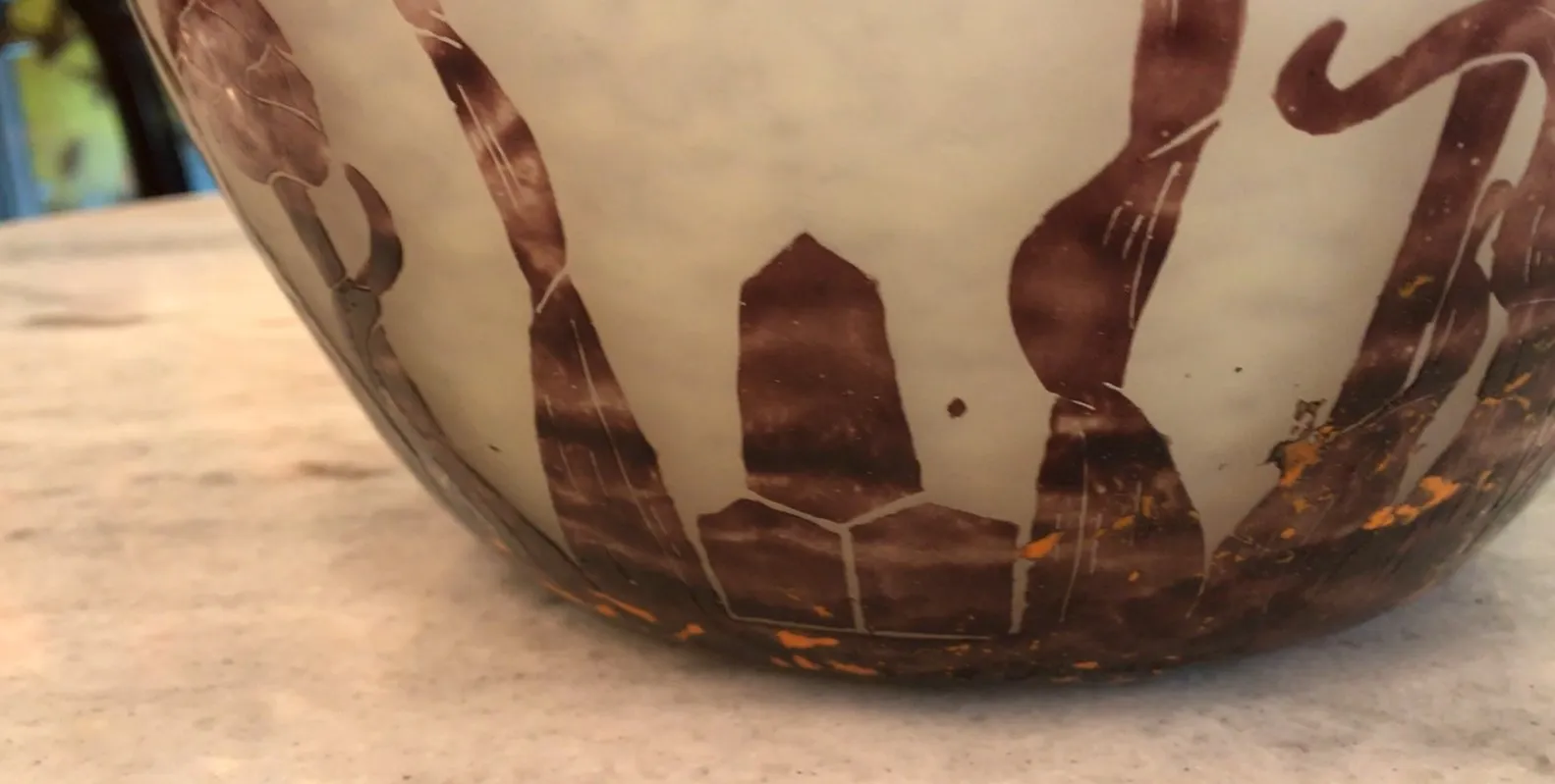 Antikes Glas mit künstlerischen Unterschriften im Le Verre Design