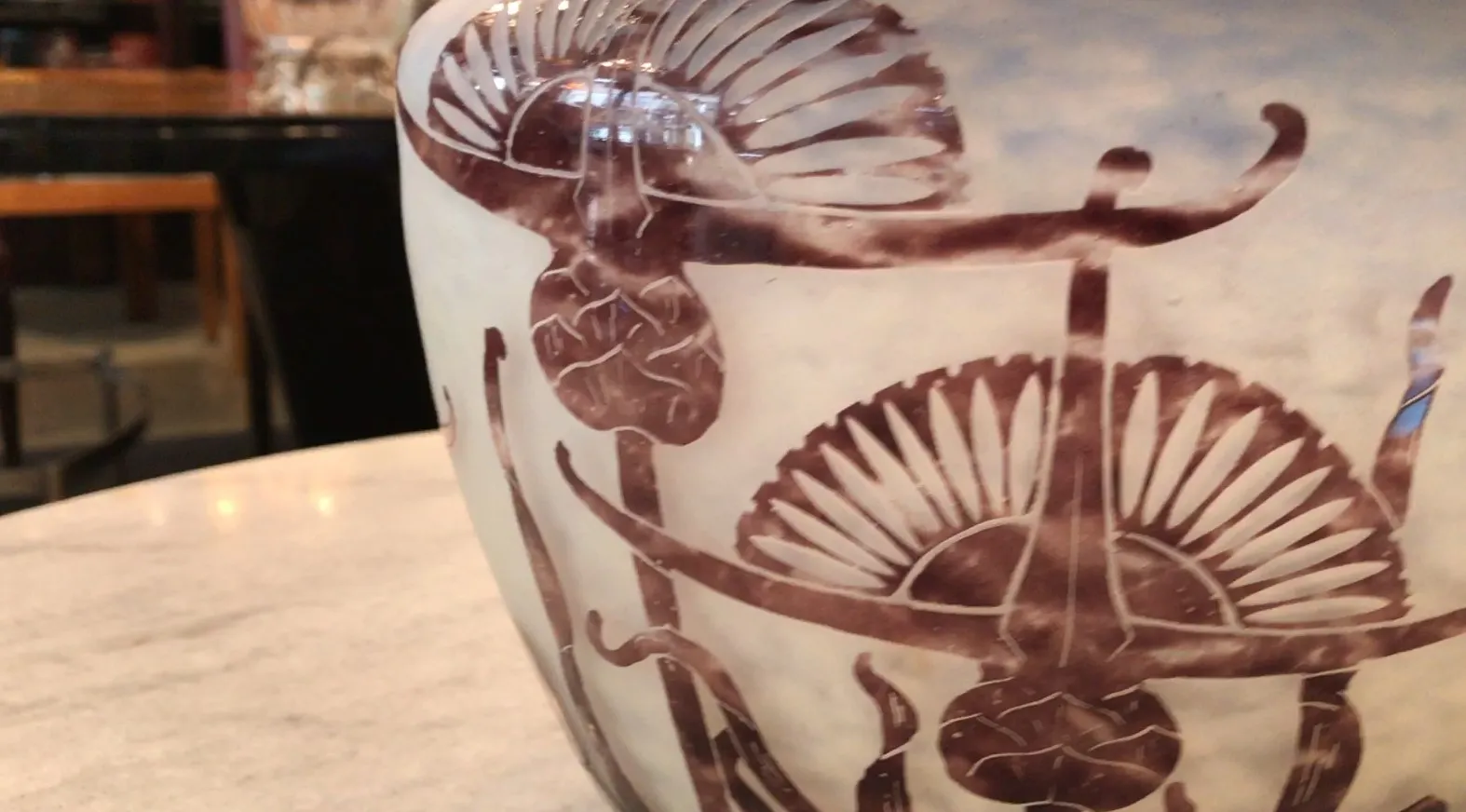 Vetro antico firmato Le Verre con motivi decorativi sulla superficie.