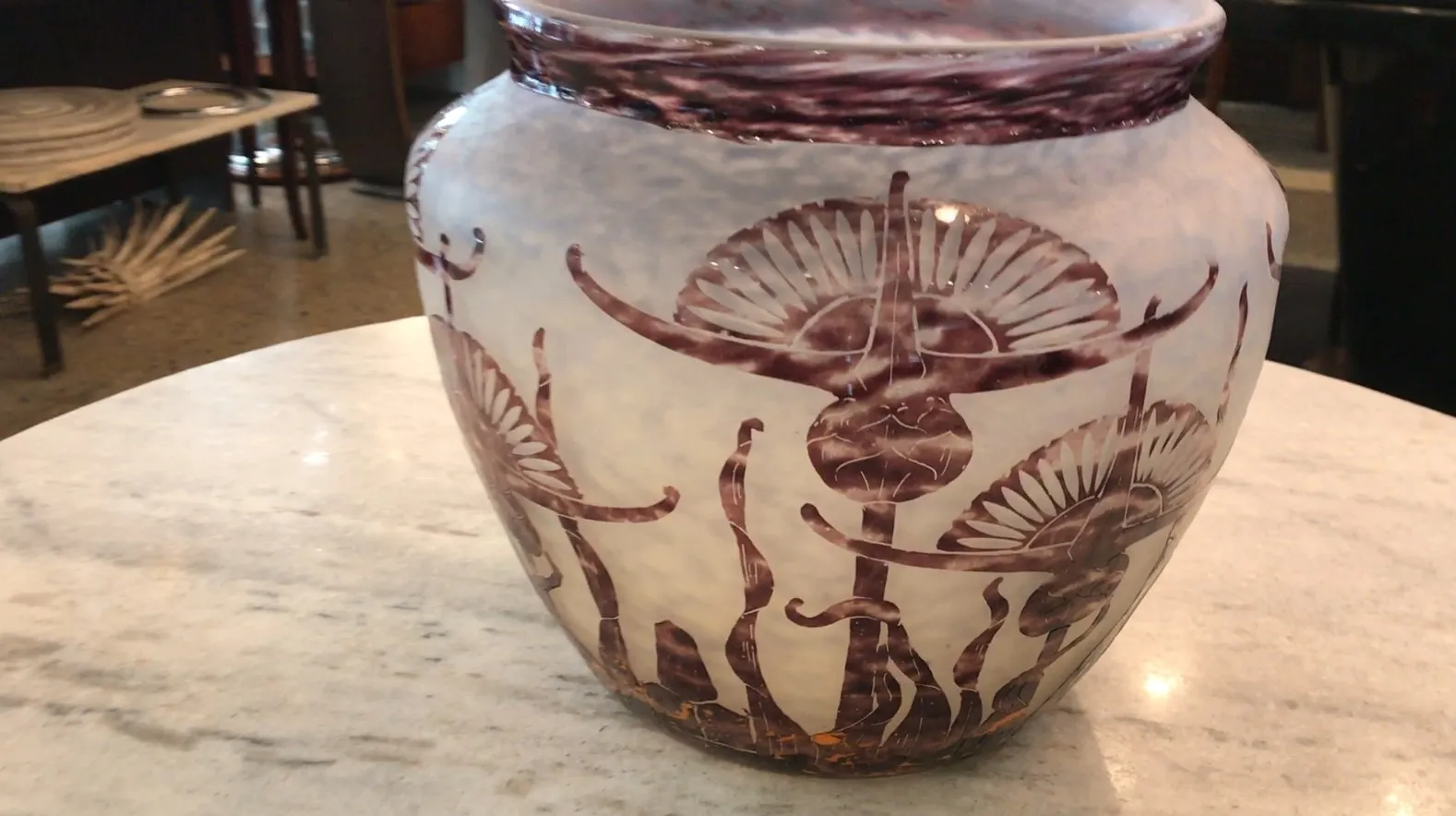 Vetro firmato Le Verre con design floreale in un ambiente antico.