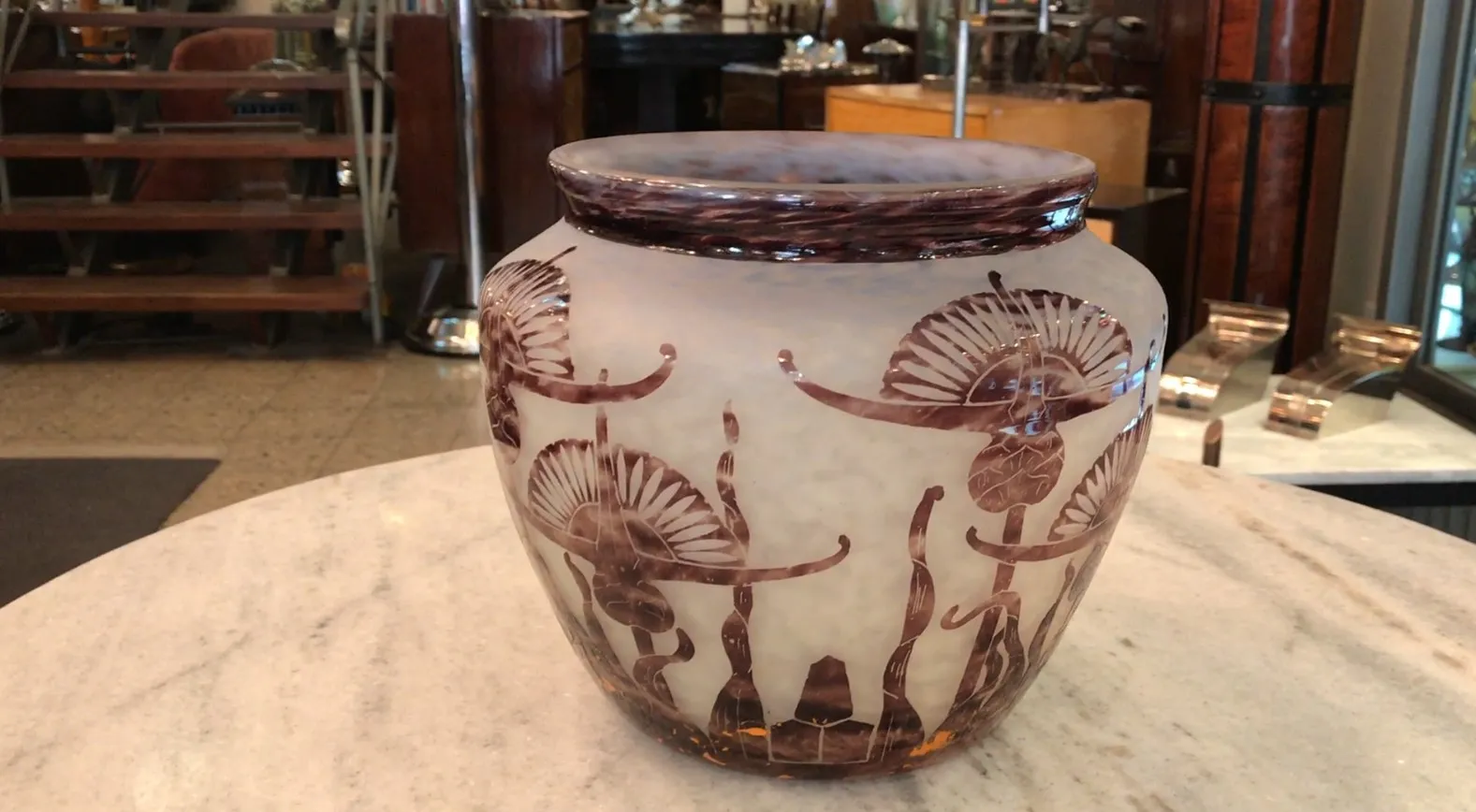 Vidrio firmado Le Verre con patrón decorativo antiguo y elegante.