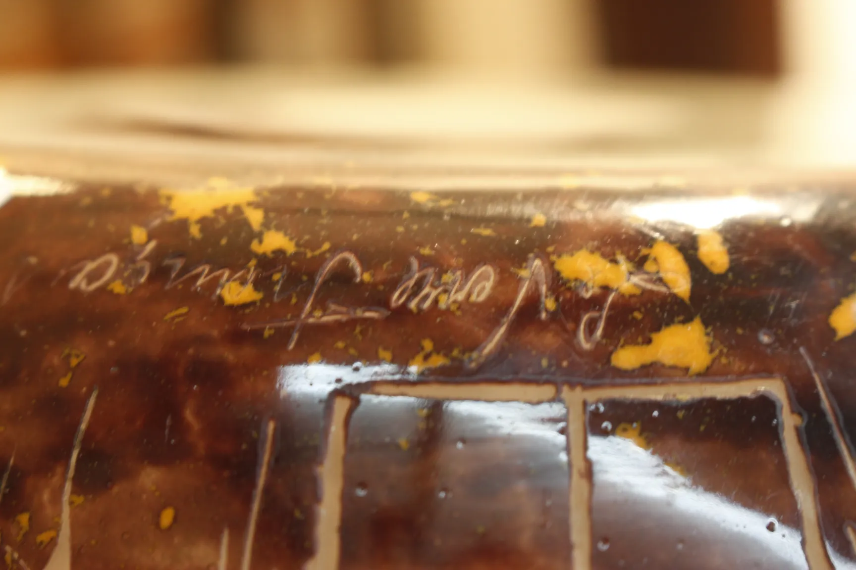 Verre ancien avec signature de Le Verre, décoré avec élégance.