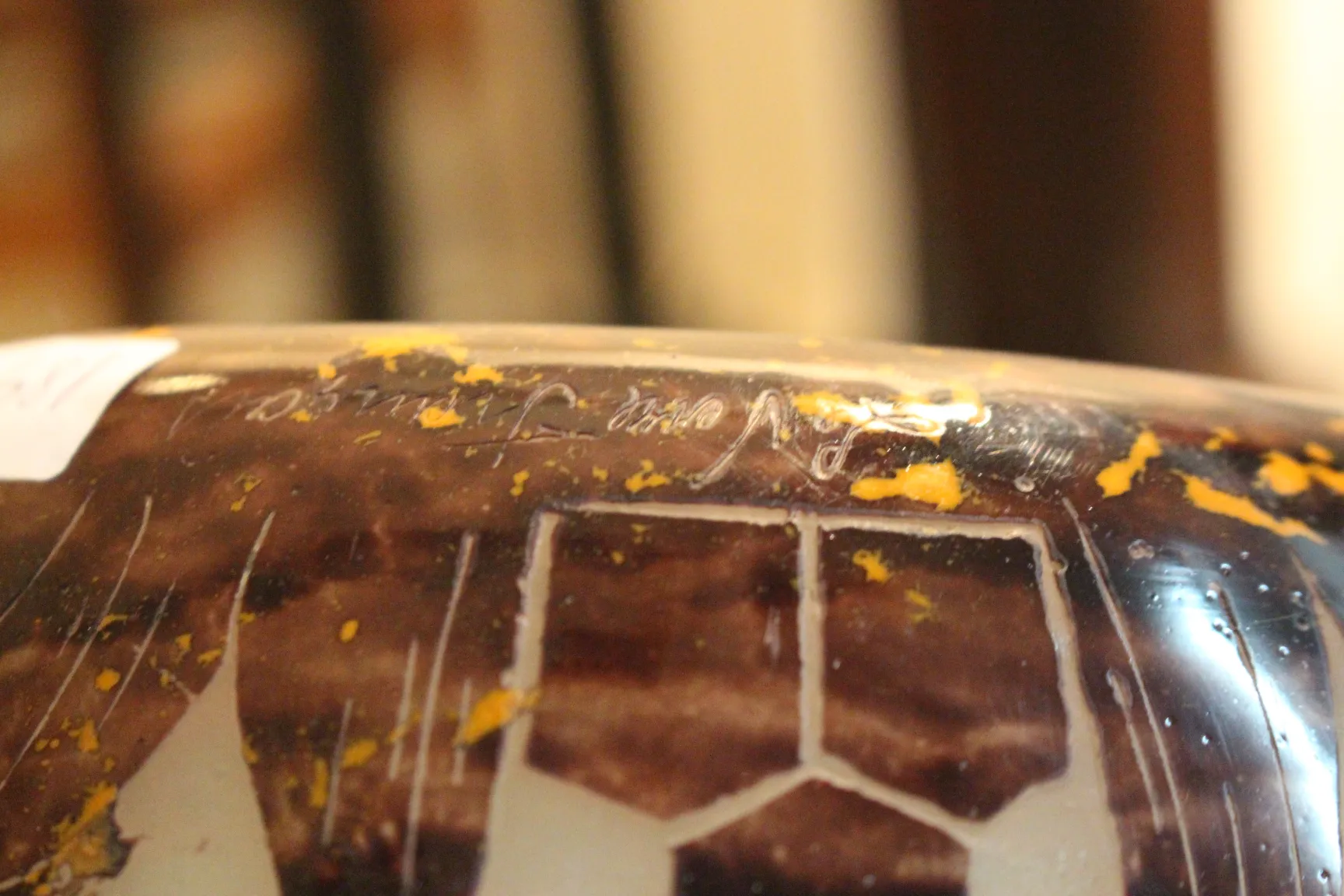 Vetro firmato Le Verre con dettagli decorativi, stile francese.