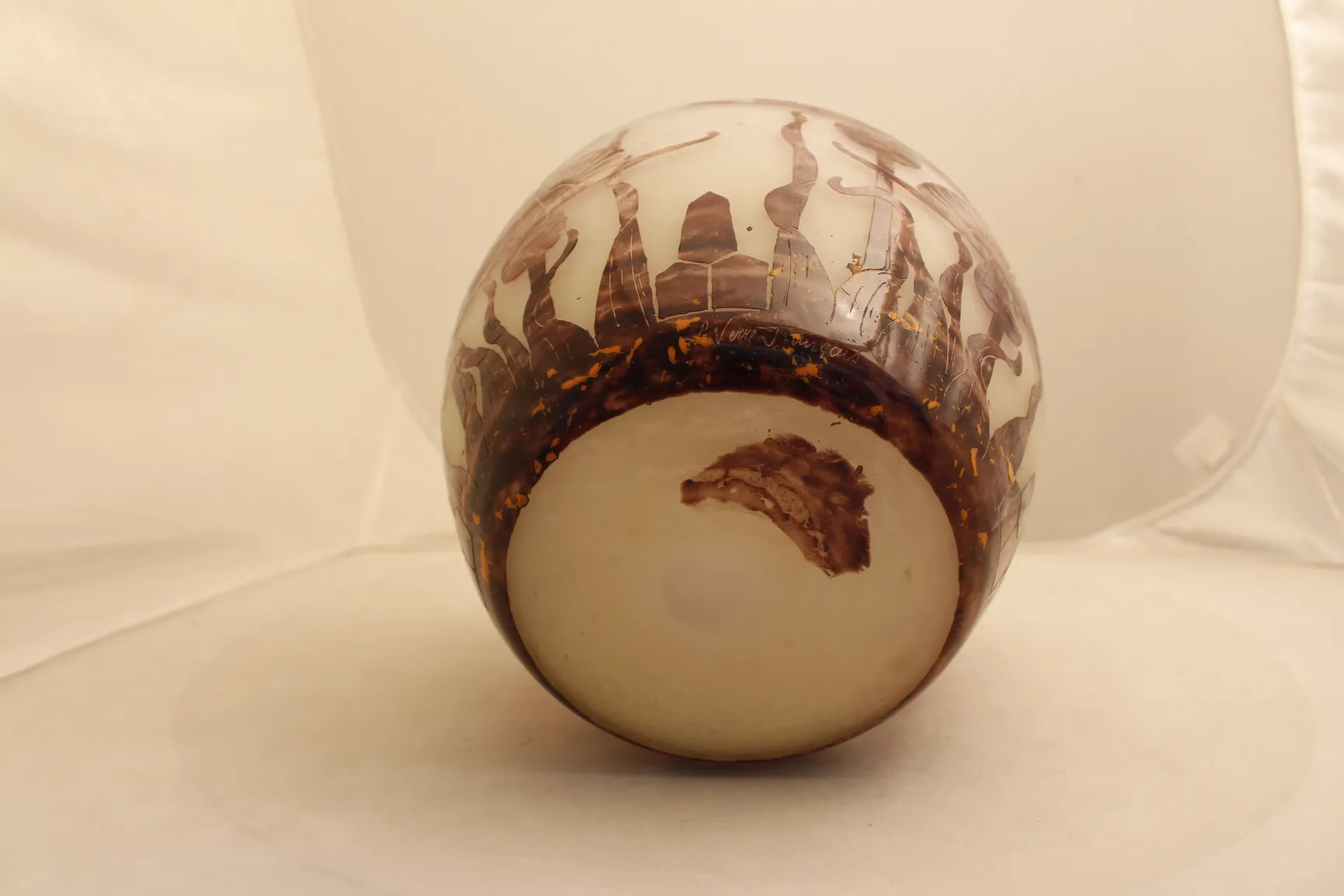 Verre antique signé Le Verre avec des détails artistiques et un fond clair.