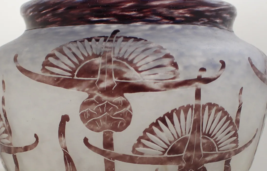 화려한 꽃과 잎 디자인을 갖춘 고대 유리잔