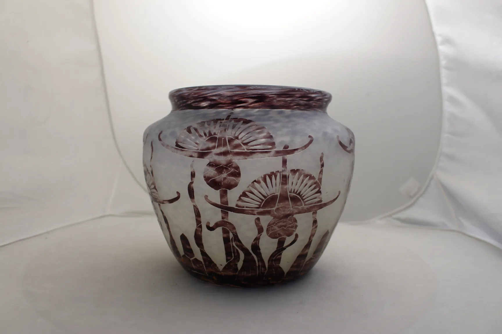 antiker vase mit Unterschrift Le Verre und gebogenem Blumendesign