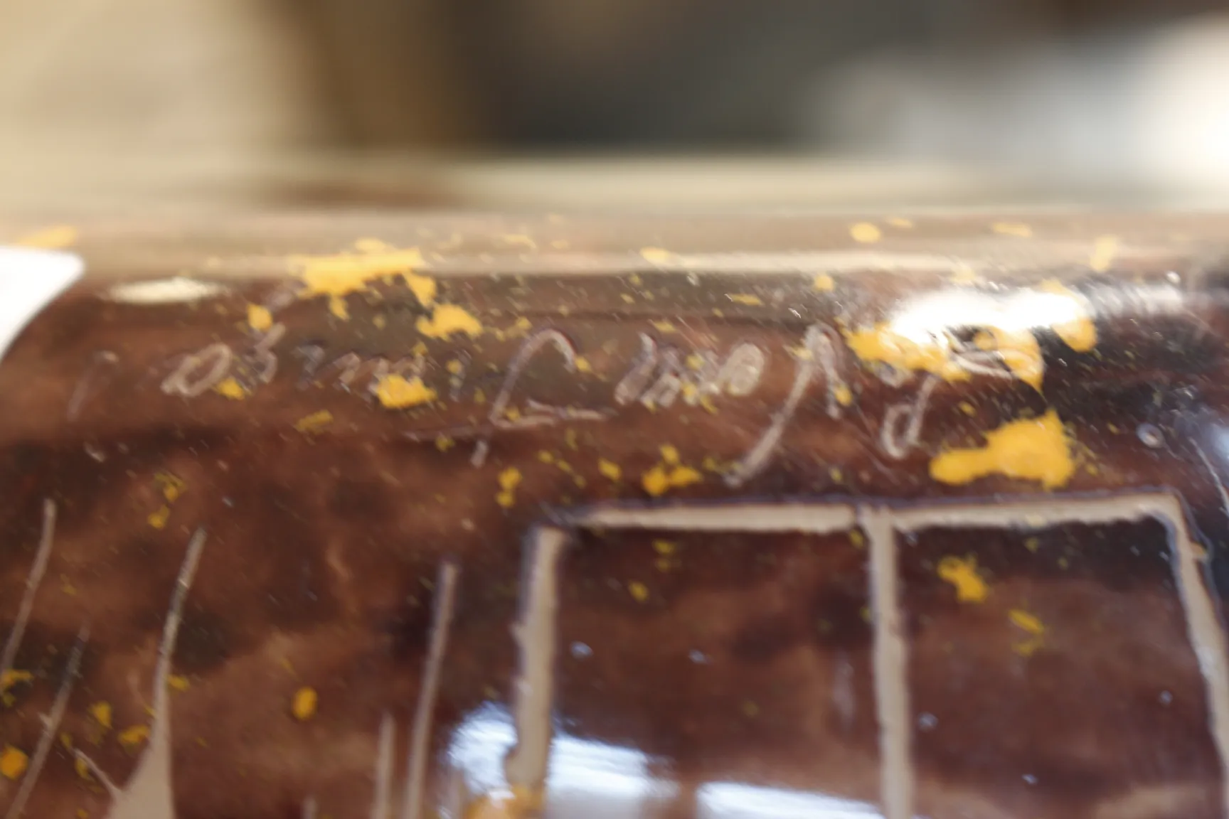 Vidrio antiguo firmado Le Verre con detalles visibles