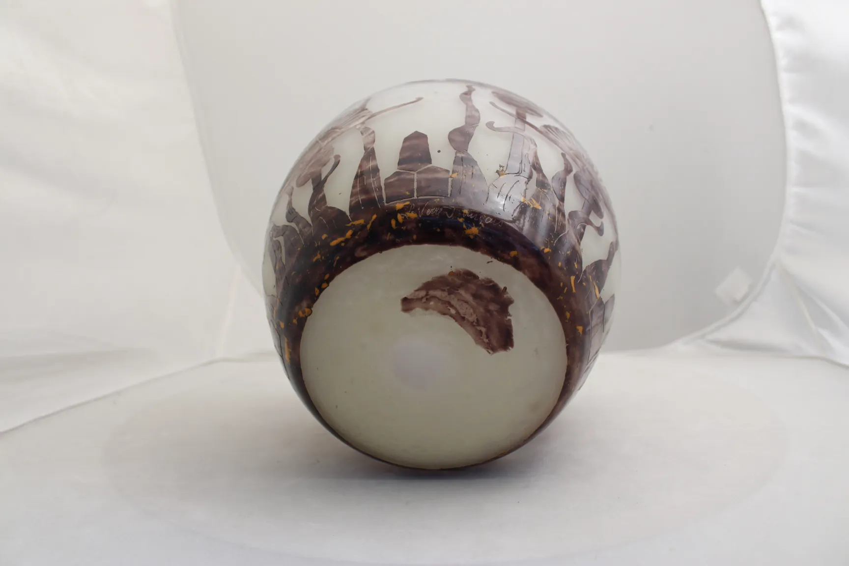 detalle de antigüedad vidrio firmado Le Verre con diseño