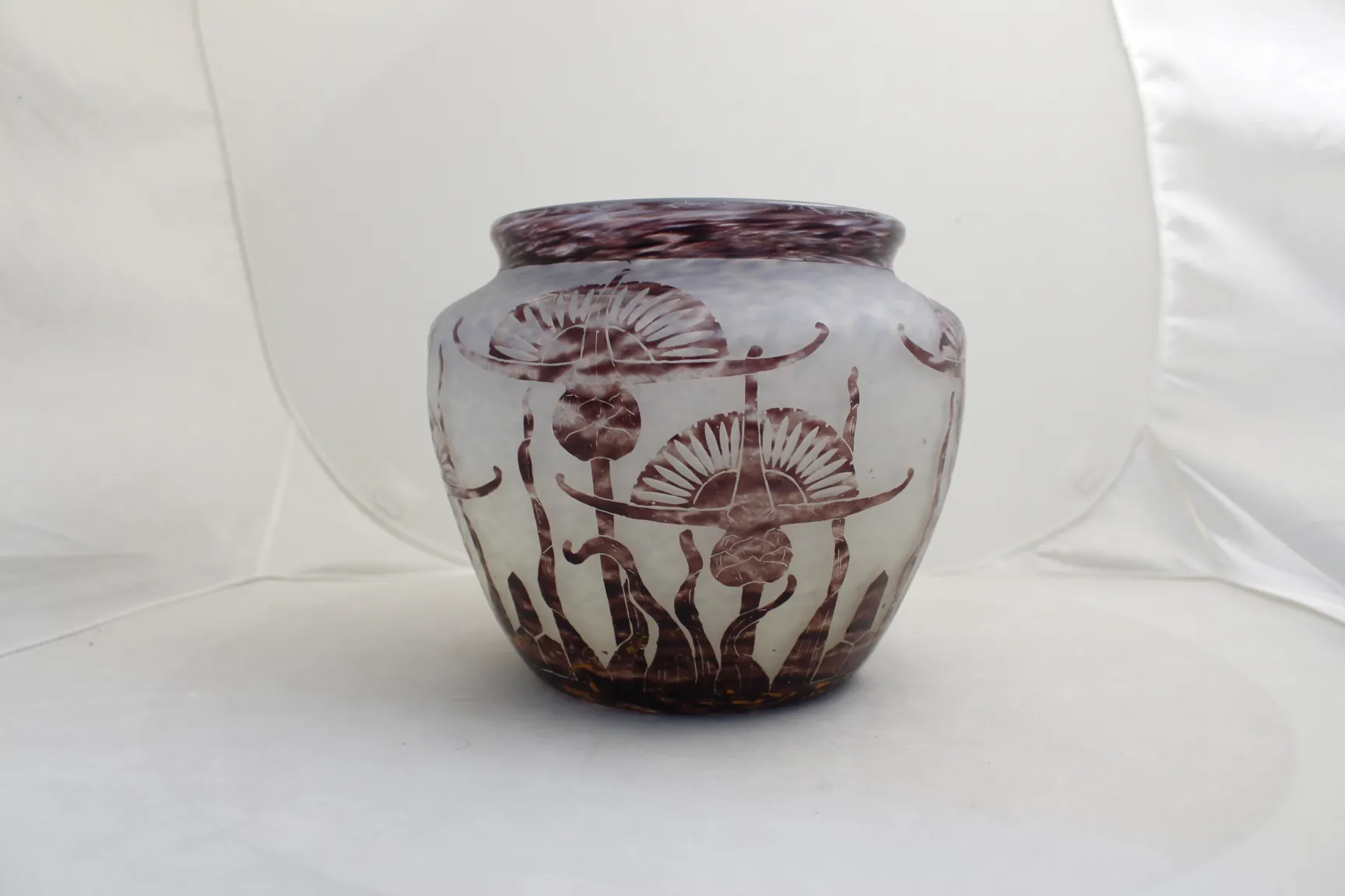 Vidro assinado Le Verre com decoração floral em estilo antigo