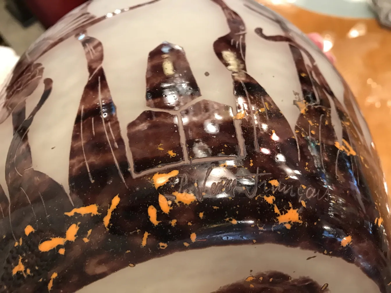 Verre ancien signé avec des détails artistiques et signature visible.