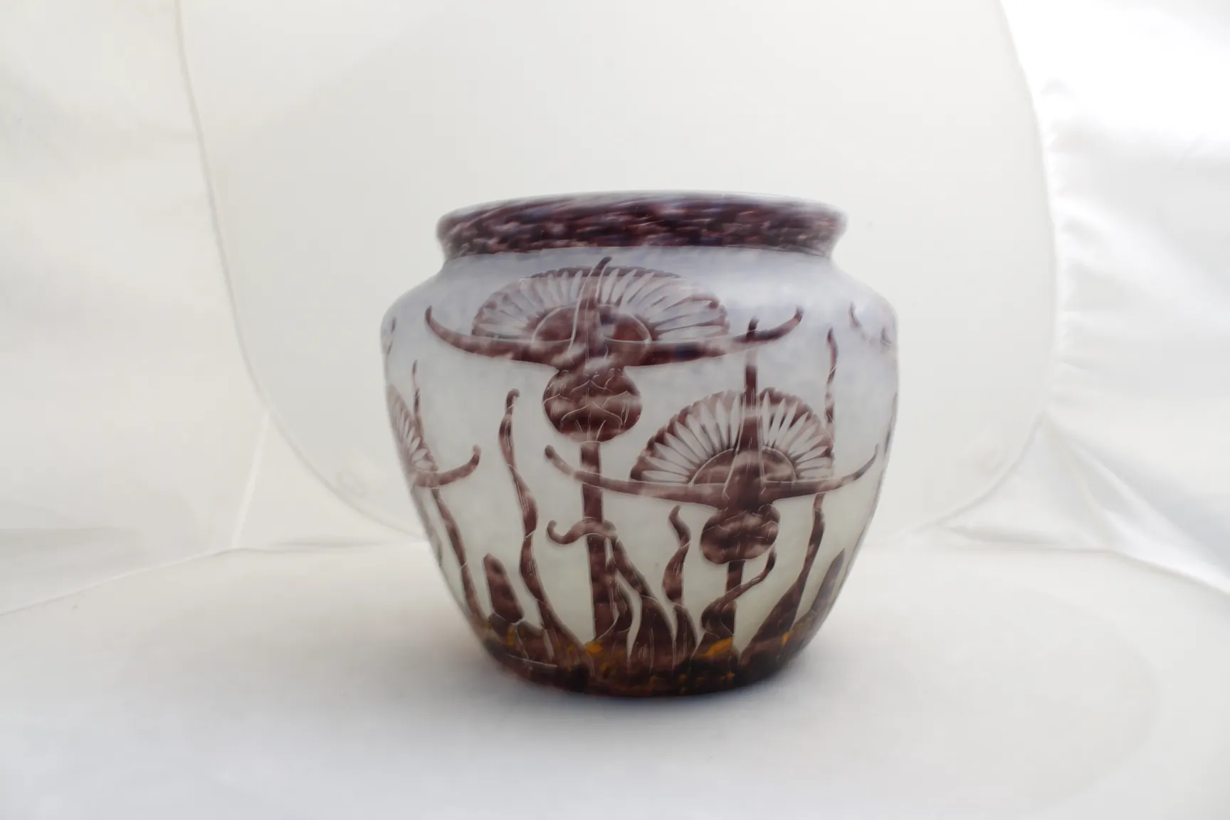 vaso de vidro assinado com design floral antigo