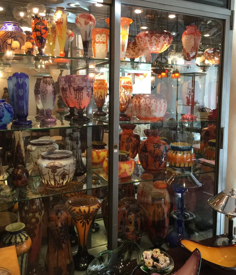 antikes signiertes Glas Le Verre in Vitrine