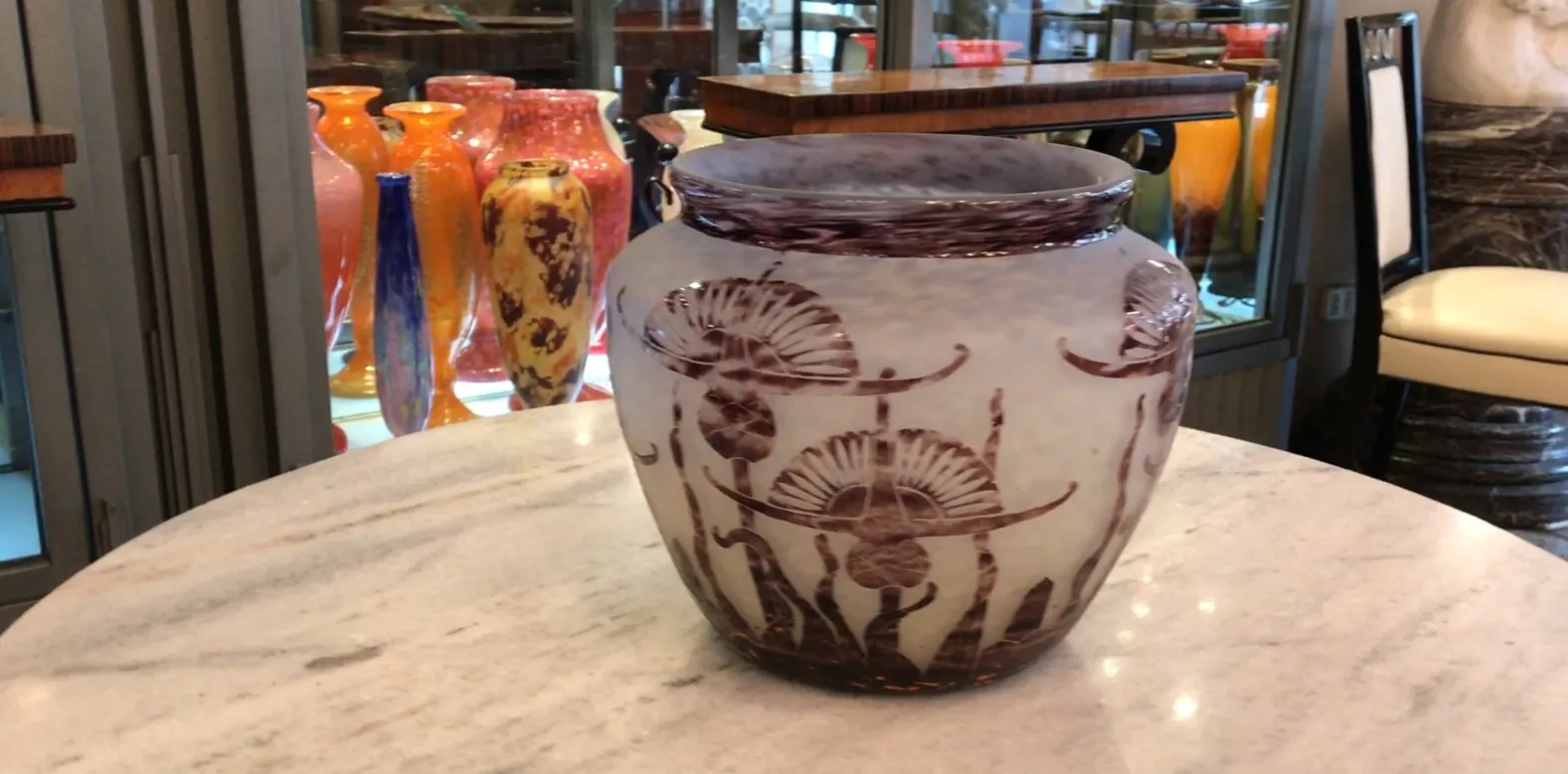 Frascos de vidro com decoração floral em tons de lilás.