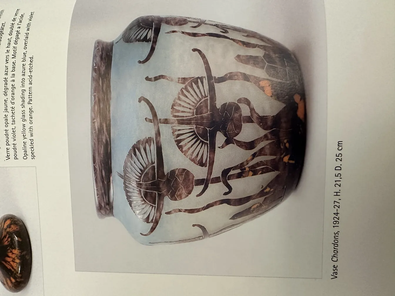 Dekoratives Gefäß aus signiertem Glas Le Verre mit künstlerischen Motiven in Blau- und Violetttönen, Antiquität.