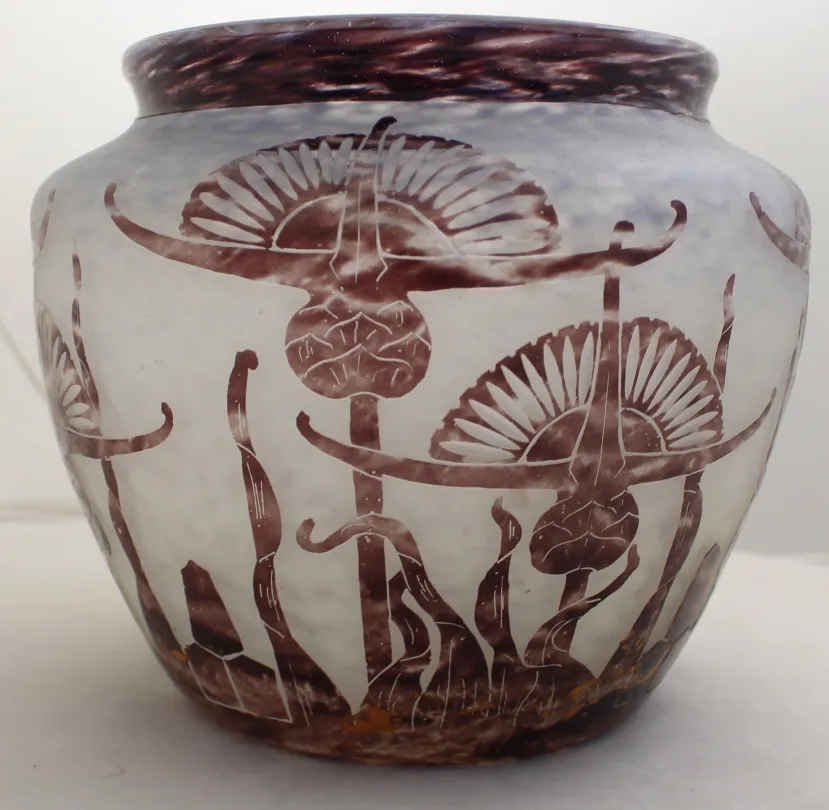 vase di vetro con decorazione floreale scura