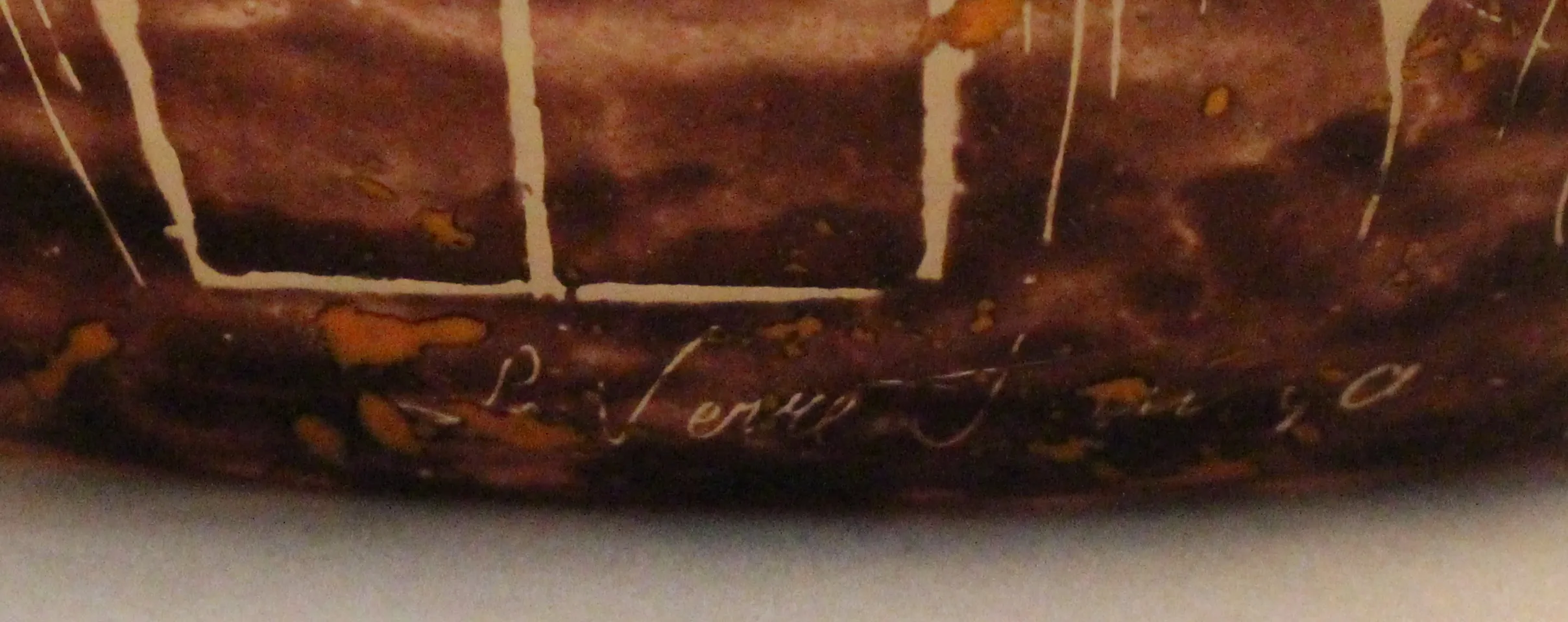 Antikes signiertes Glas Le Verre mit sichtbarer Inschrift in dunklen Tönen und subtilen Details, einschließlich Lichtreflexionen.