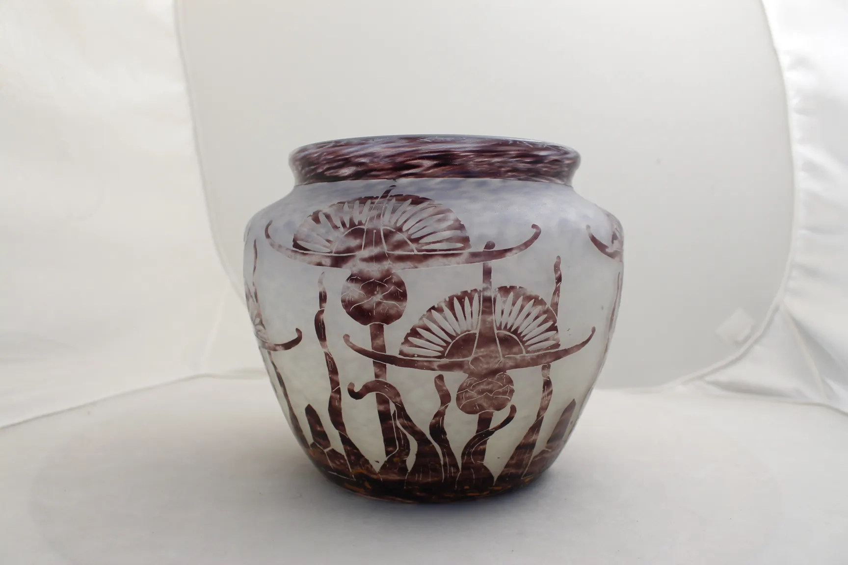 vase antique en verre signé avec des gravures florales