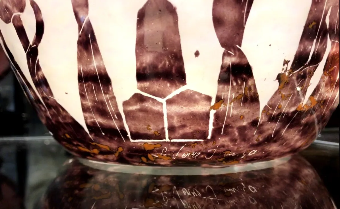 Antikes signiertes Glas mit einzigartigen Details, Le Verre.