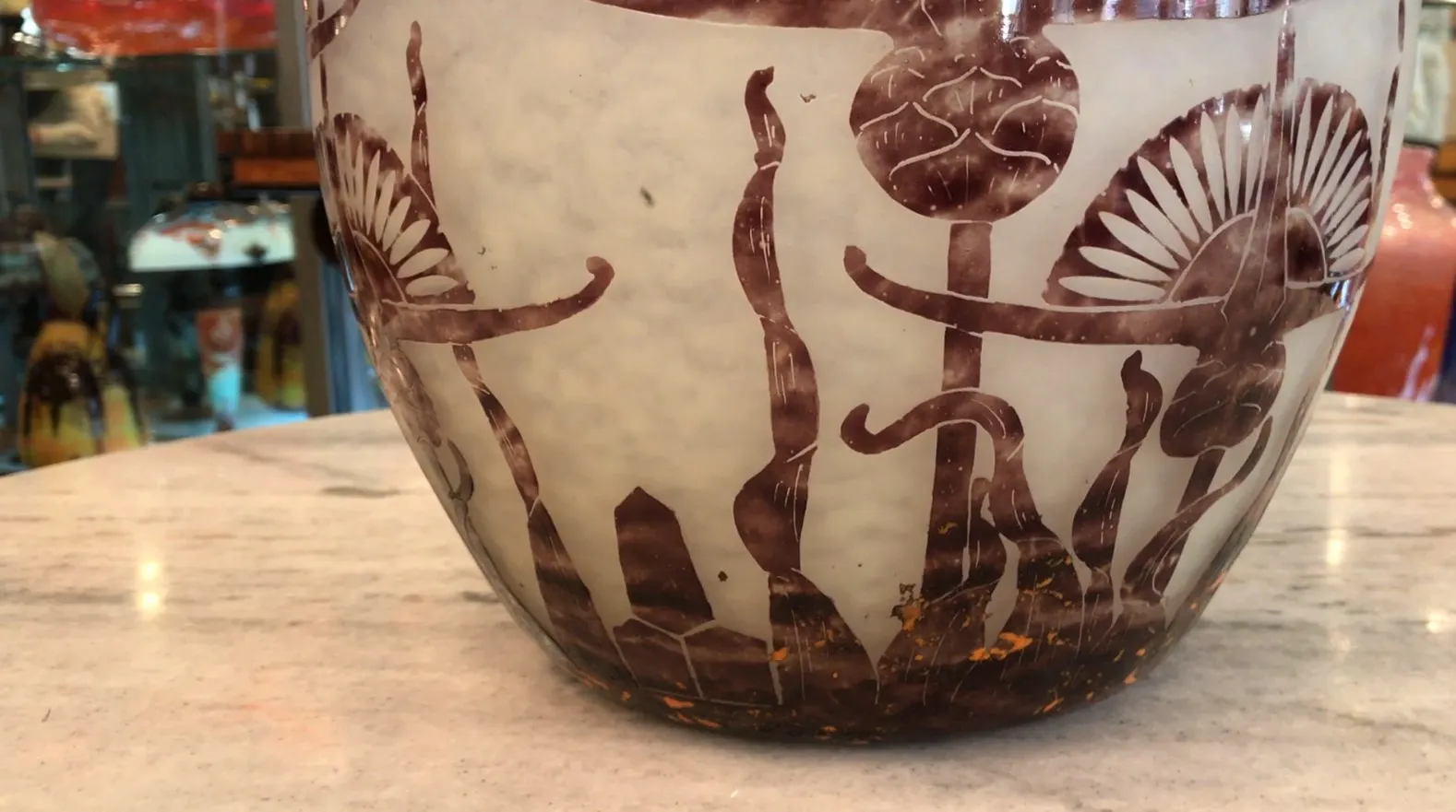 Vidrio firmado Le Verre con decoraciones artísticas florales